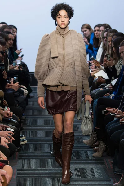 Look 16